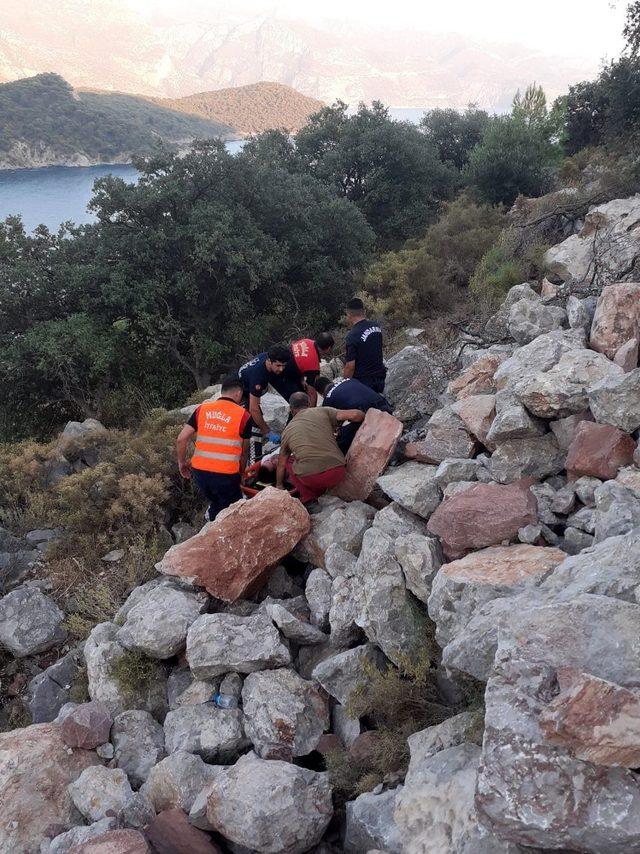 Kayalıklara düşen vatandaşı itfaiye kurtardı