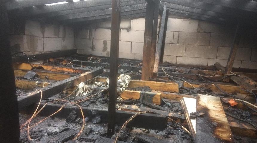 Yazlık evin &ccedil;atısı yandı