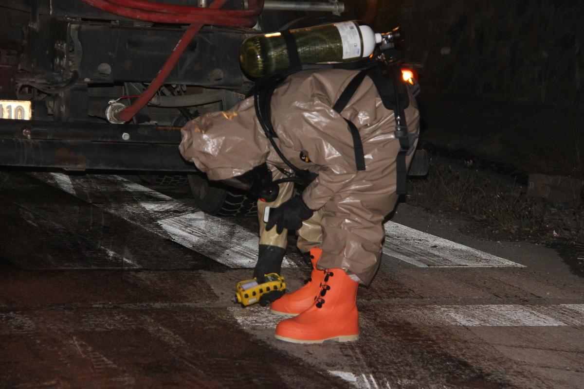 Karayolunda KBRN alarmı! Ekipler maskelerle m&uuml;dahale etti!