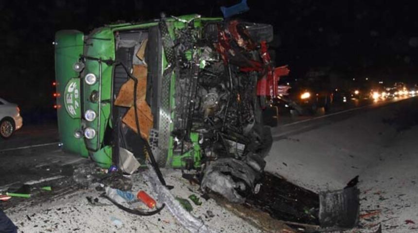 İki kamyon kafa kafaya çarpıştı! Tonlarca vişne etrafa saçıldı!