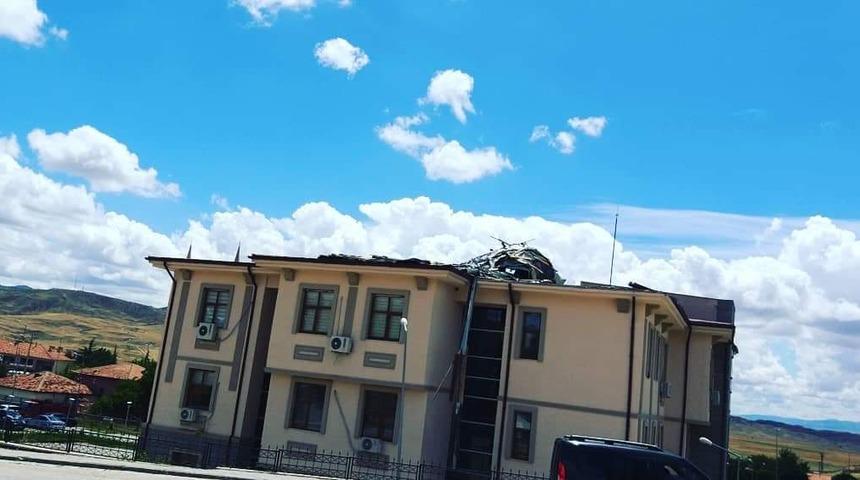 Fırtına, kaymakamlık binasının çatısını uçurdu