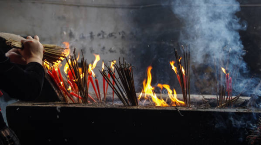 Doktorların öldü dediği genç yakmaya götürülürken ağlamaya başladı!