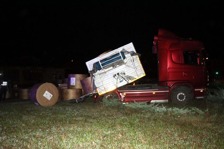 Karayolunda KBRN alarmı! Ekipler maskelerle müdahale etti! G3