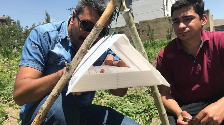 Yüksekova’da kabakgil sineğine karşı feromon tuzağı