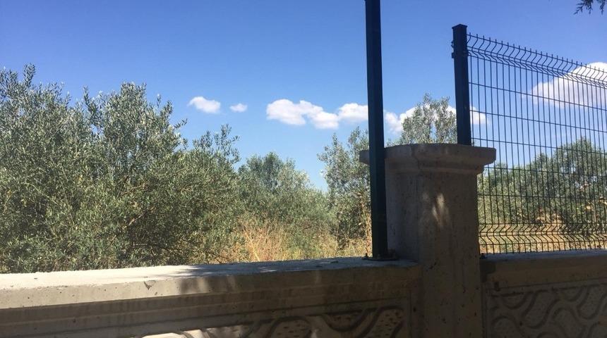 Mezarlığın duvar &ccedil;itlerini &ccedil;aldılar