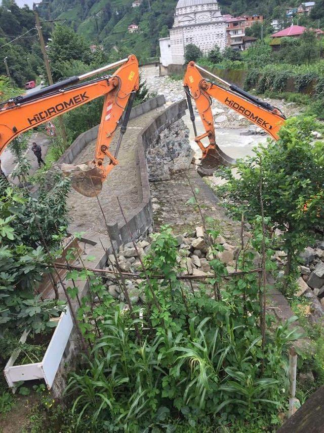 Rize’de kendiliğinden çöken köprünün yapımına başlandı