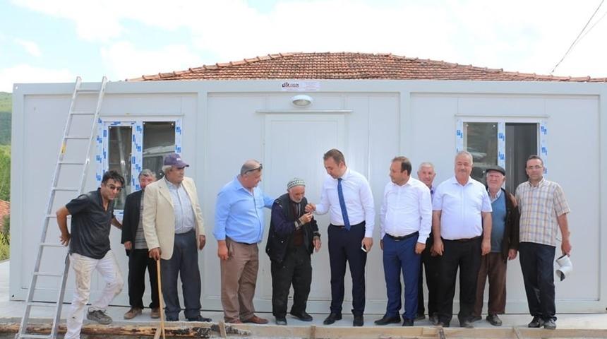 Altıntaş&rsquo;ta ihtiya&ccedil; sahibi iki aileye konteyner ev verildi