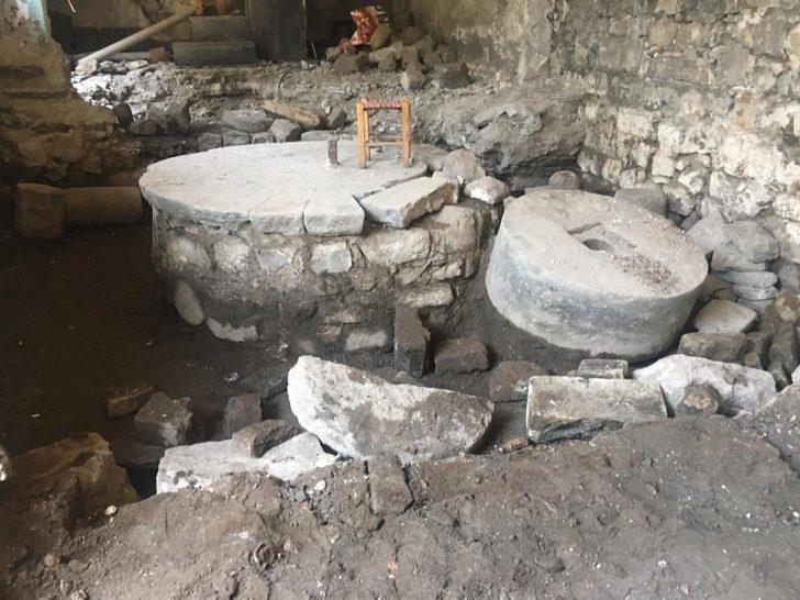 Tarihi evden asırlık değirmen taşı çıktı G1