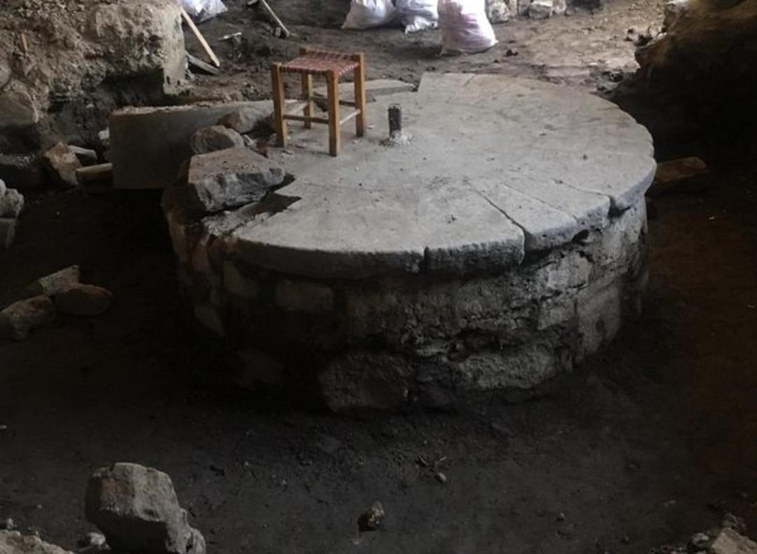 Tarihi evden asırlık değirmen taşı &ccedil;ıktı