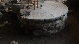 Tarihi evden asırlık değirmen taşı çıktı