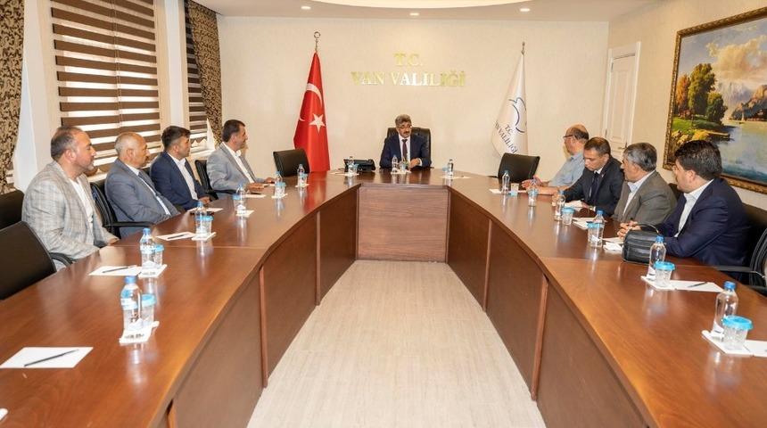 Vali Bilmez, partilerin il başkanlarıyla bir araya geldi