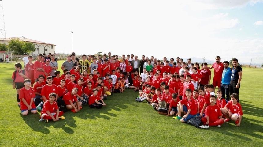 Başkan Arı, altyapı se&ccedil;menlerinde geleceğin yıldız adaylarıyla buluştu