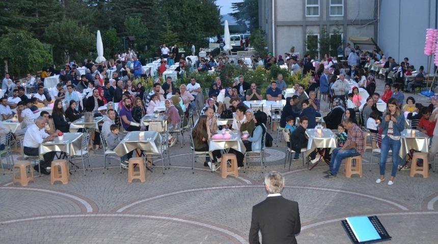 Huzurevi sakinleri, Aile Çalışma ve Sosyal Hizmetlerde kalan çocuklar ve yaşlılara yemekte buluştu
