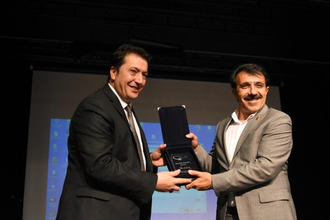 İHA B&ouml;lge M&uuml;d&uuml;r&uuml; Ayhan T&uuml;rkez&rsquo;e anlamlı &ouml;d&uuml;l