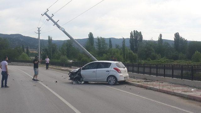 Elektrik direğine çarpmasa dereye uçacaktı