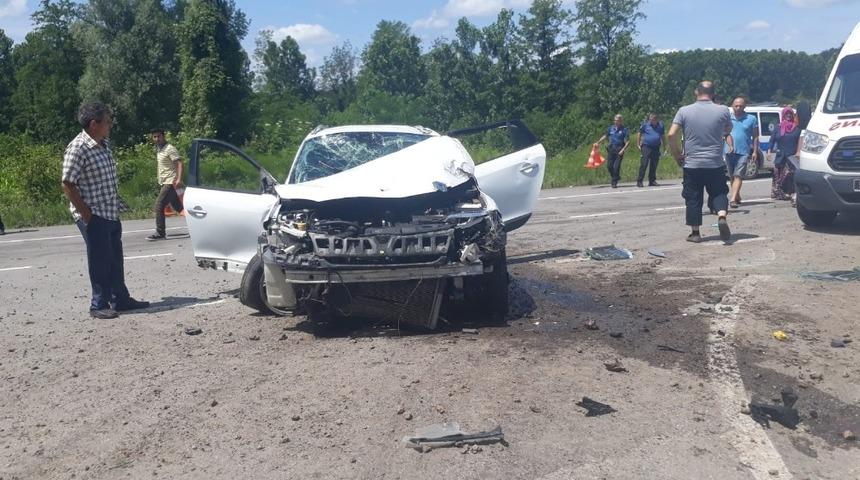 Virajı alamayan otomobil durağa çarptı: 5 kişi ölümden döndü