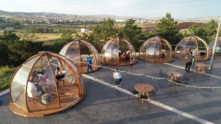 Soğuktan üşüyen müşterilerine polar vermek yerine fanusa sokuyor G4