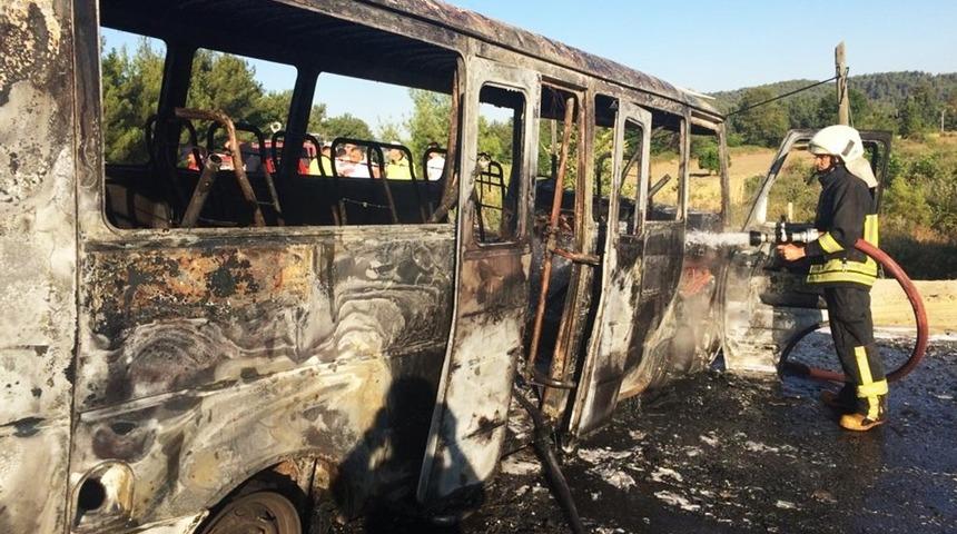 Minib&uuml;s tamamen yandı