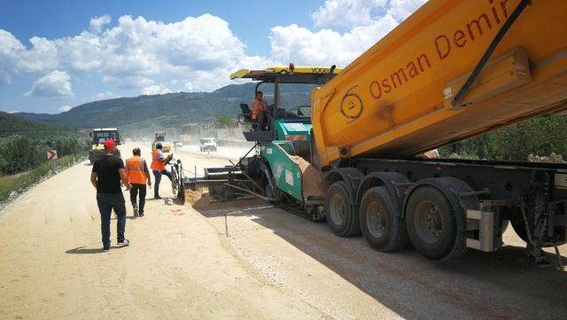 Çiftçinin eylem yaptığı yola iş makineleri girdi