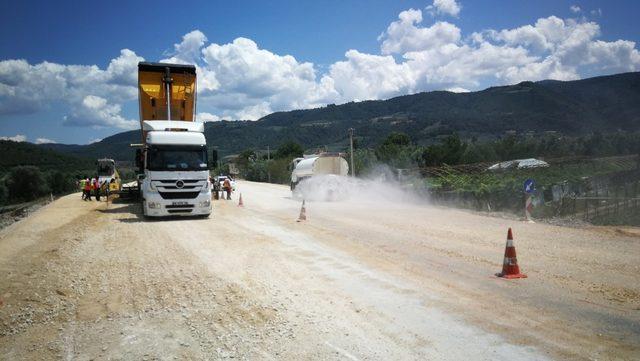 Çiftçinin eylem yaptığı yola iş makineleri girdi