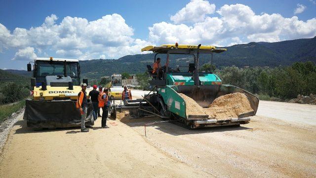 Çiftçinin eylem yaptığı yola iş makineleri girdi