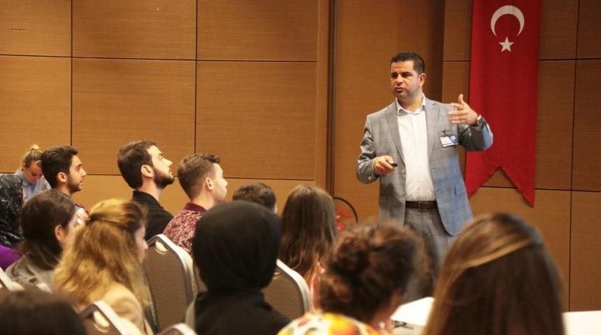 Stajyer &ouml;ğrencilere kurum i&ccedil;i adaptasyon eğitimi