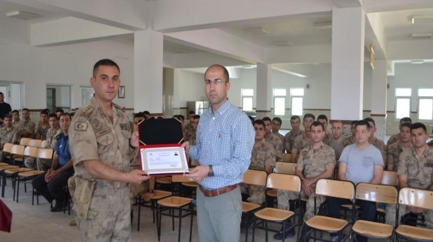 Ter&ouml;rle m&uuml;cadelede başarı g&ouml;steren askerlere belge verildi