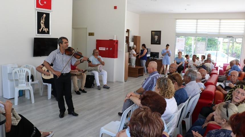 Emekliler, kent orkestrası ile eğlendi