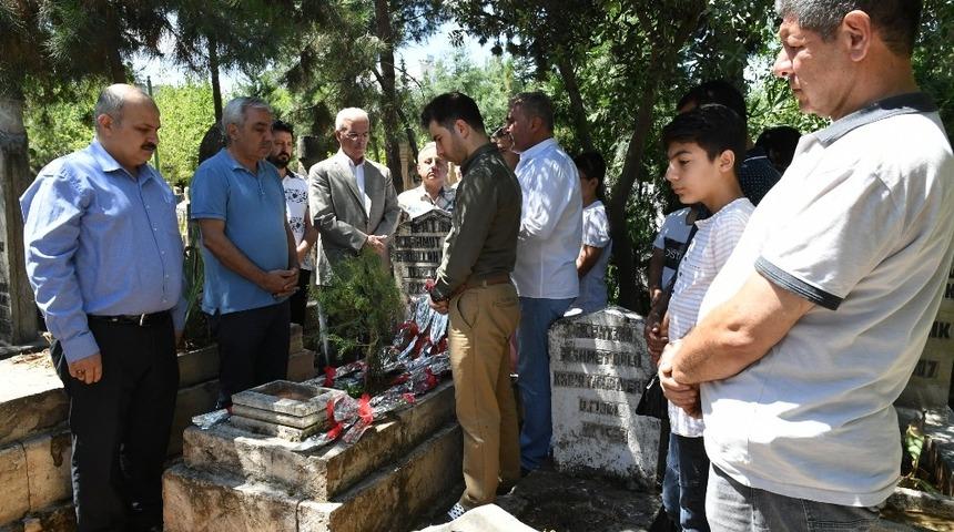 Ses Sanat&ccedil;ısı Abdullah Uyanık mezarı başında anıldı