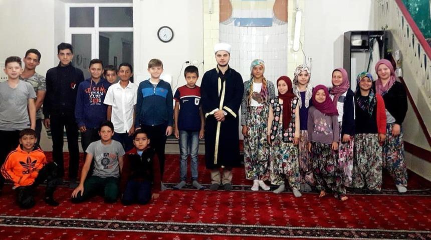 Öğrenciler sabah namazında buluşuyor