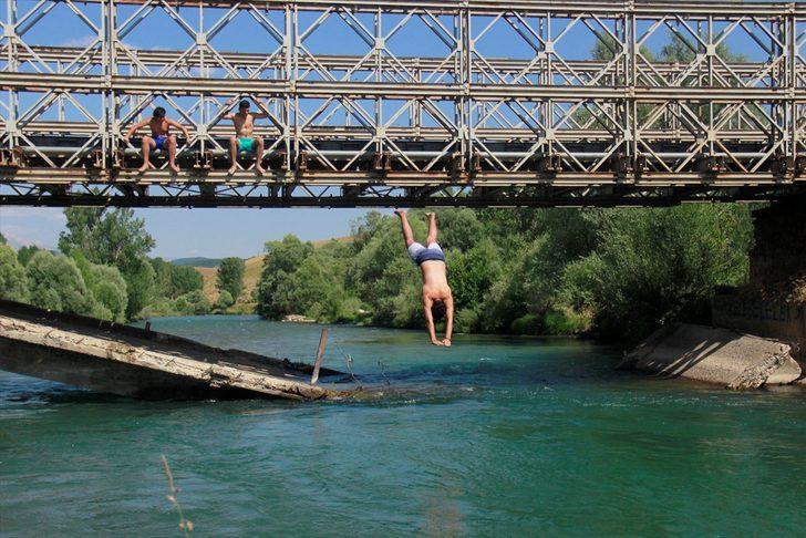 Tunceli'ye gelen Munzur Çayı'nda yüzmeden gitmiyor G1