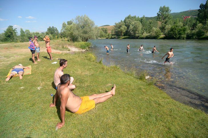 Tunceli'ye gelen Munzur Çayı'nda yüzmeden gitmiyor G2