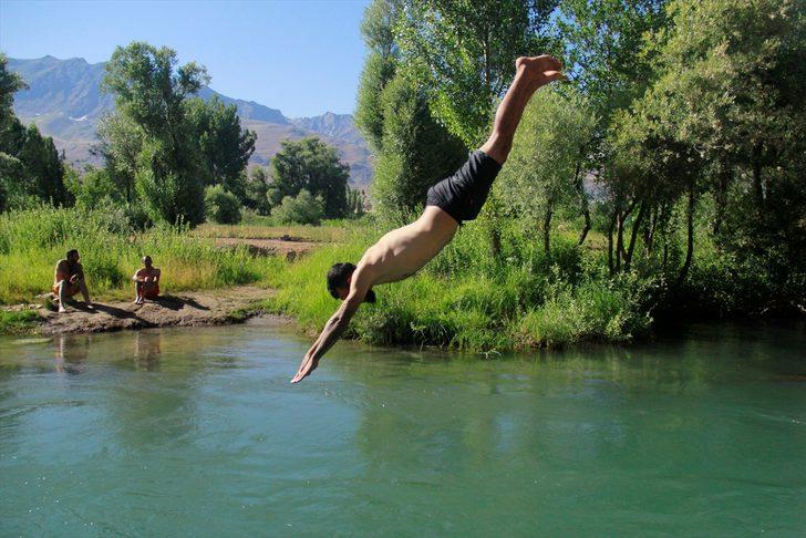 Tunceli'ye gelen Munzur Çayı'nda yüzmeden gitmiyor G3