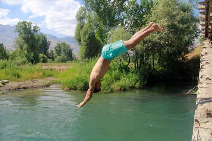 Tunceli'ye gelen Munzur Çayı'nda yüzmeden gitmiyor G4