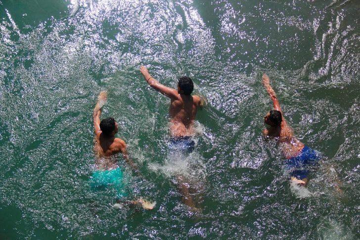 Tunceli'ye gelen Munzur Çayı'nda yüzmeden gitmiyor G5