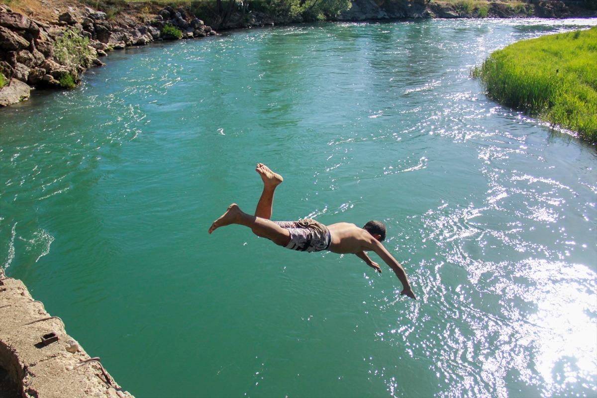 Tunceli'ye gelen Munzur &Ccedil;ayı'nda y&uuml;zmeden gitmiyor
