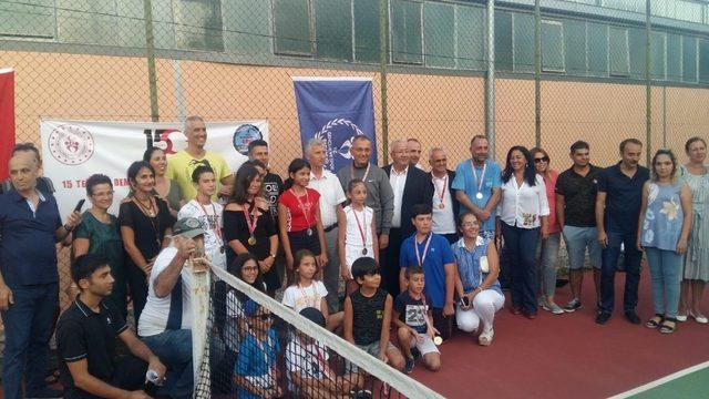 Foça’da 15 Temmuz kapsamında tenis turnuvası