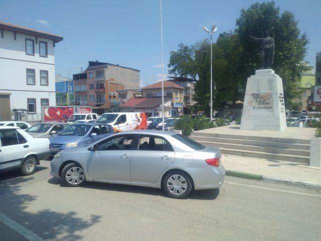 Yoldaki çalışma Mustafakemalpaşa'daki trafiği kilitledi