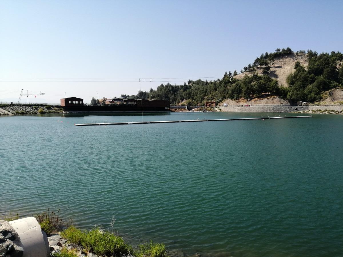 Karlısu G&ouml;leti'nde su kayağı keyfi