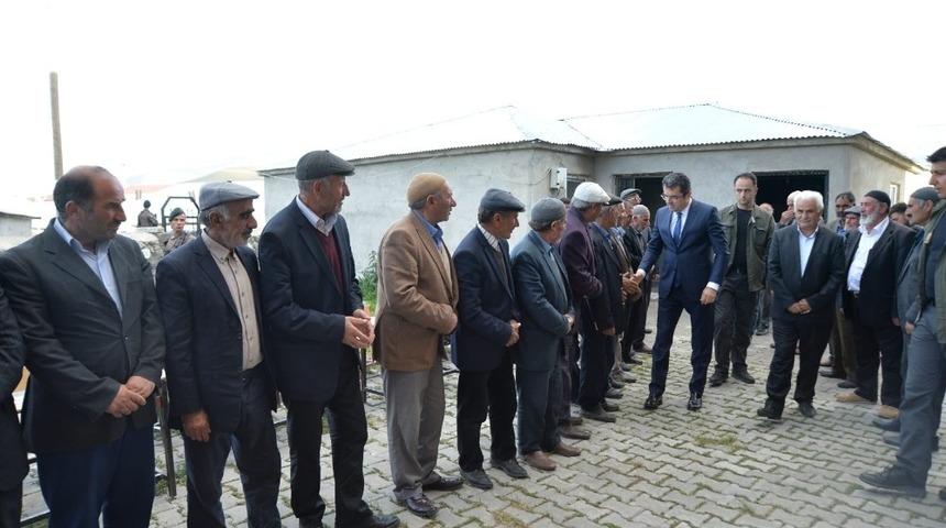 Vali Memiş, Küçük ailesine taziye ziyaretinde bulundu