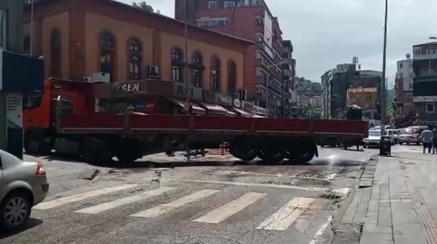 Caddeye çıkmak isteyen tır trafiği bir birine kattı