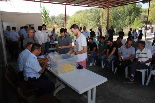 Bayraklı’da kurban satış yerleri kura ile belirlendi