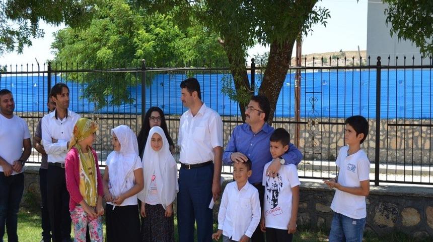 Hozat&rsquo;ta en &ccedil;ok kitap okuyan &ouml;ğrenciler bisikletle &ouml;d&uuml;llendirildi