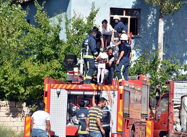 Madde bağımlısı gencin rehin aldığı annesi ve 3 kardeşi kurtarıldı