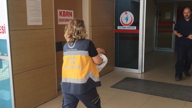 Annesinin kucağında yaralanan bebek için herkes seferber oldu