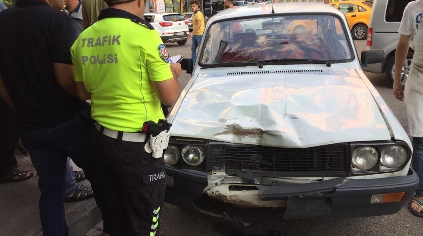 Motosiklet otomobille çarpıştı