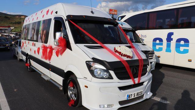 Öğrenci servisini gelin arabası yaptı