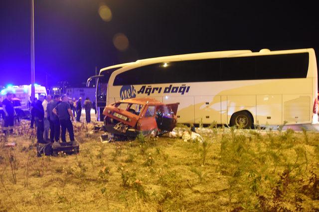 Sivas'ta yolcu otobüsü ile otomobil çarpıştı: 2 ölü, 2 yaralı