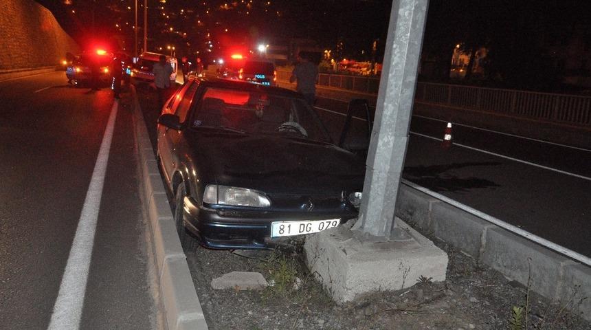 Alkoll&uuml; s&uuml;r&uuml;c&uuml;y&uuml; kovalayan polis aracı kaza yaptı: 2&rsquo;si polis, 3 kişi yaralandı