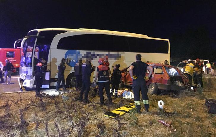 Sivas'ta yolcu otobüsü ile otomobil çarpıştı: Ölü ve yaralılar var G1
